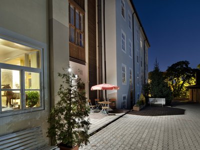 EA Hotel Jeleni dvur Prager Burg***+ - Parkplätze und der hintere Eingang zum Hotel